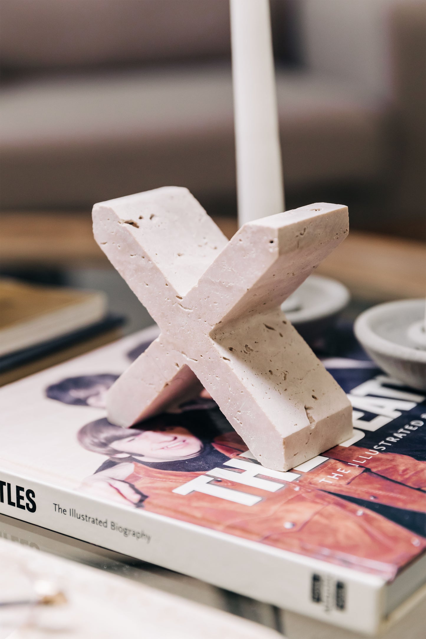 Sujetalibros Xolder Travertine - Arquitectura Literaria que Abraza la Sabiduría