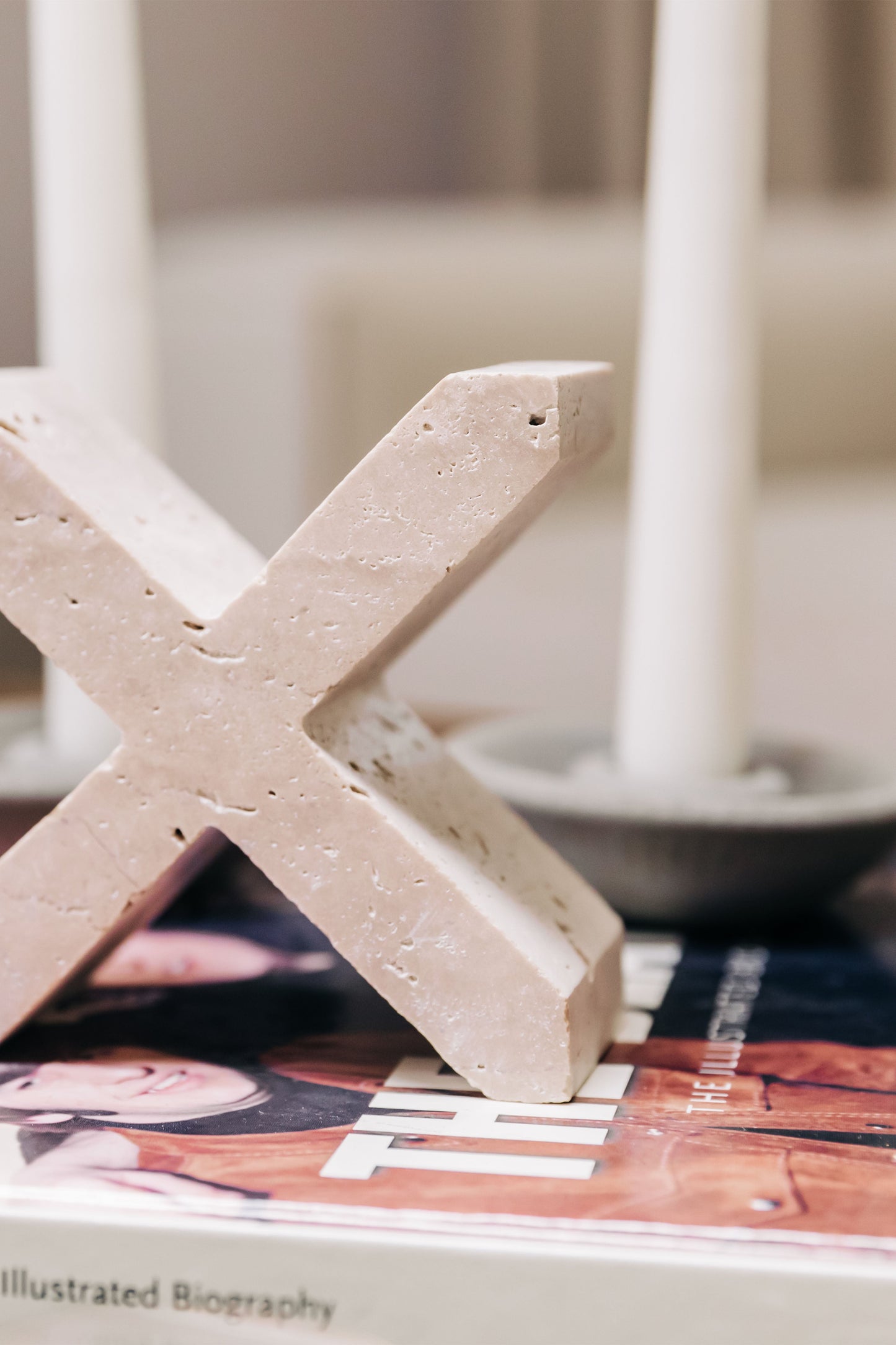 Sujetalibros Xolder Travertine - Arquitectura Literaria que Abraza la Sabiduría