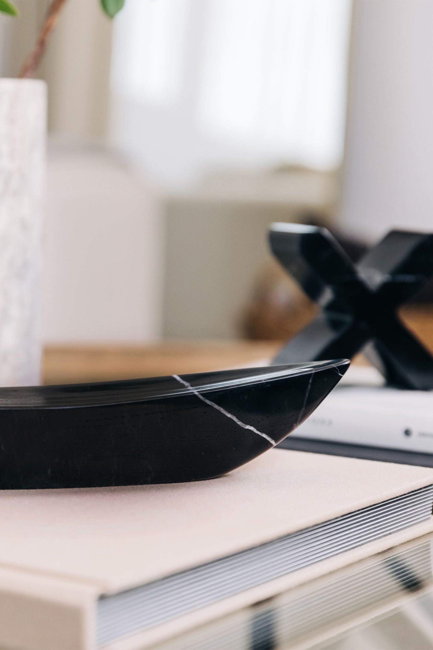 Escultura Canoe Negro - Poesía de Mármol que Navega entre Arte y Función