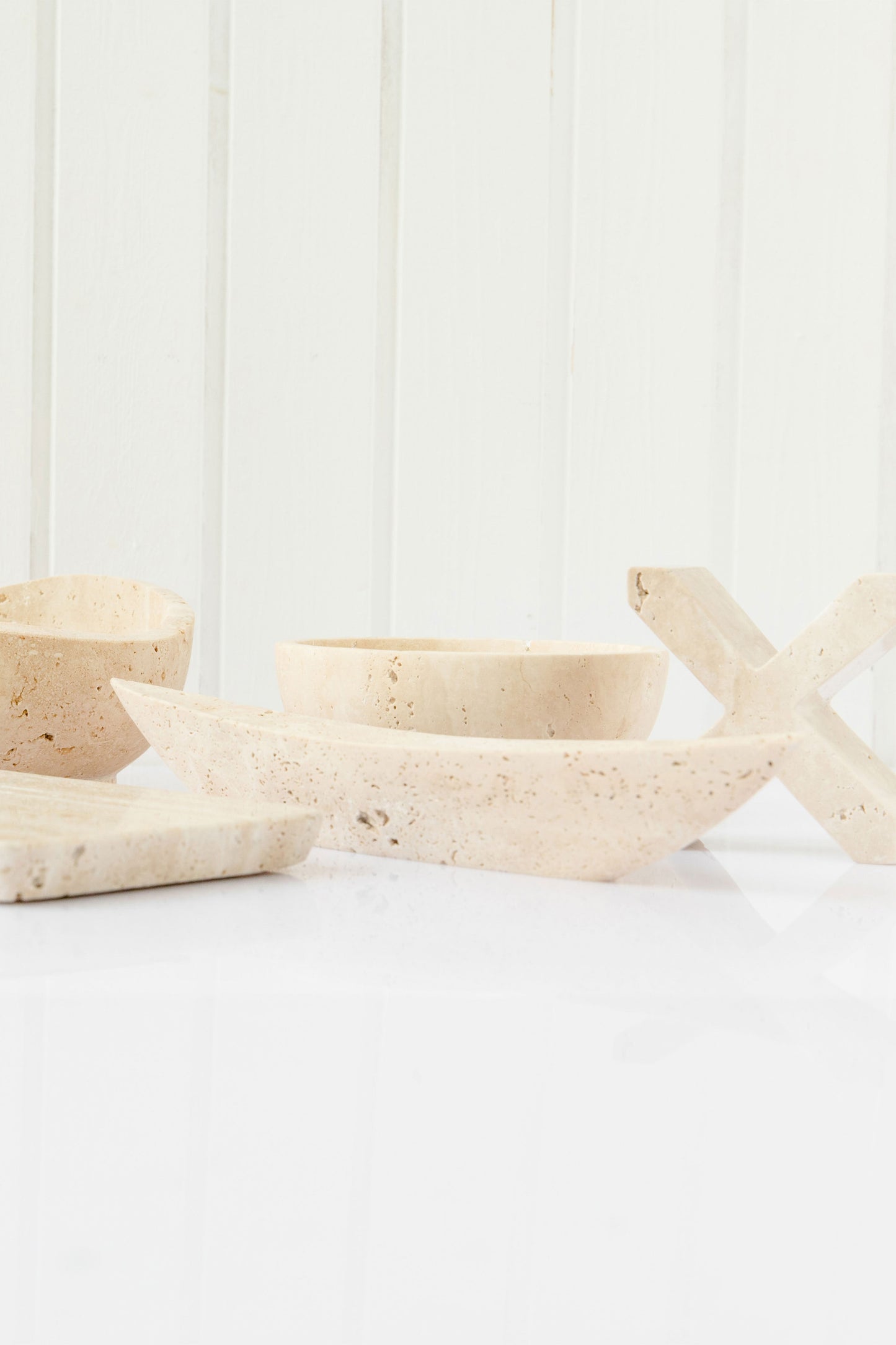Escultura Canoe Travertine - Navegación Poética entre Arte y Funcionalidad