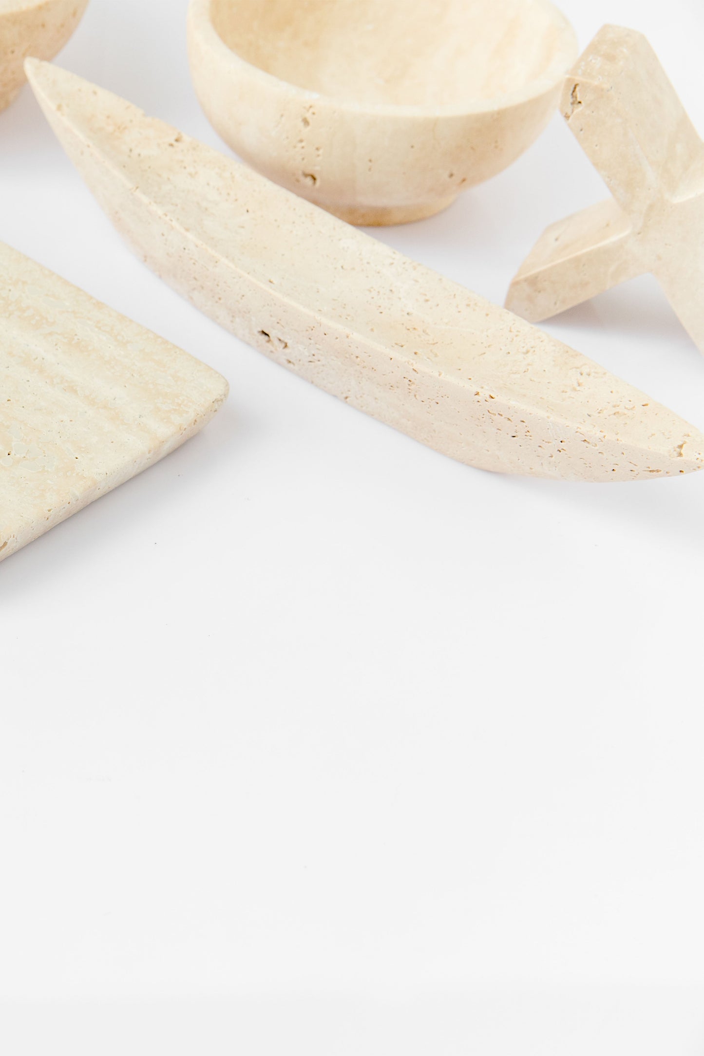 Escultura Canoe Travertine - Navegación Poética entre Arte y Funcionalidad