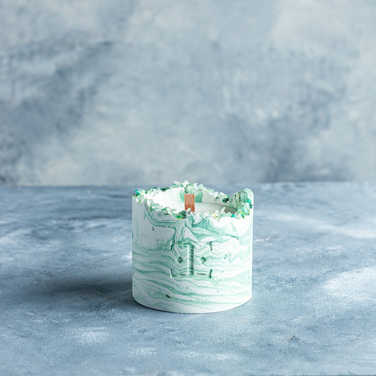 Vela Artesanal MYSTIC Esmeralda con Piedra de Fluorita - Edición Premium (150g)