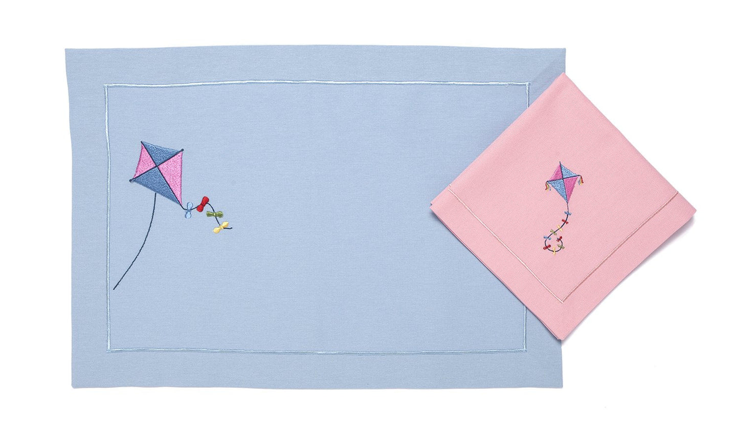 Mantel Individual "Cometa Voladora" Azul Claro - Libertad Infantil Bordada en Mezcla Premium