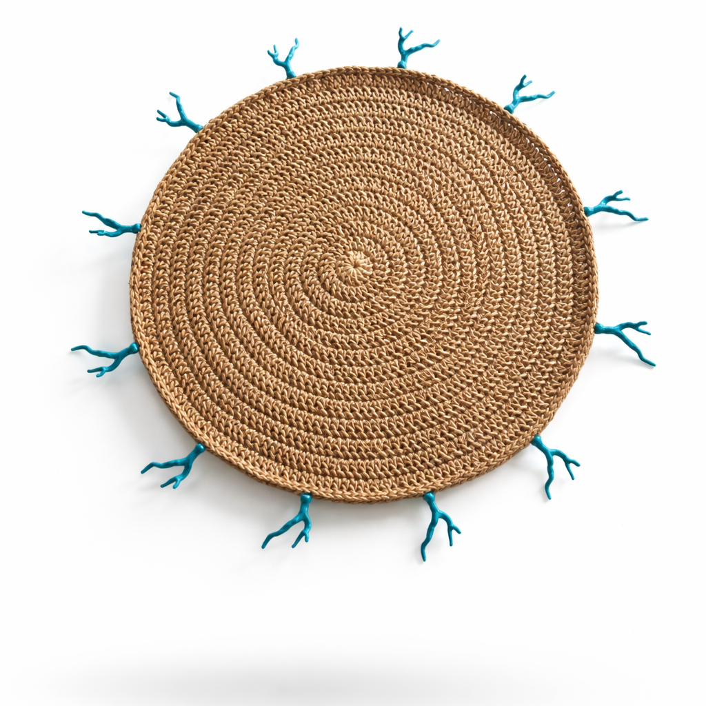 Mantel Individual Redondo de Yute Tejido a Mano con Detalle Coral Turquesa