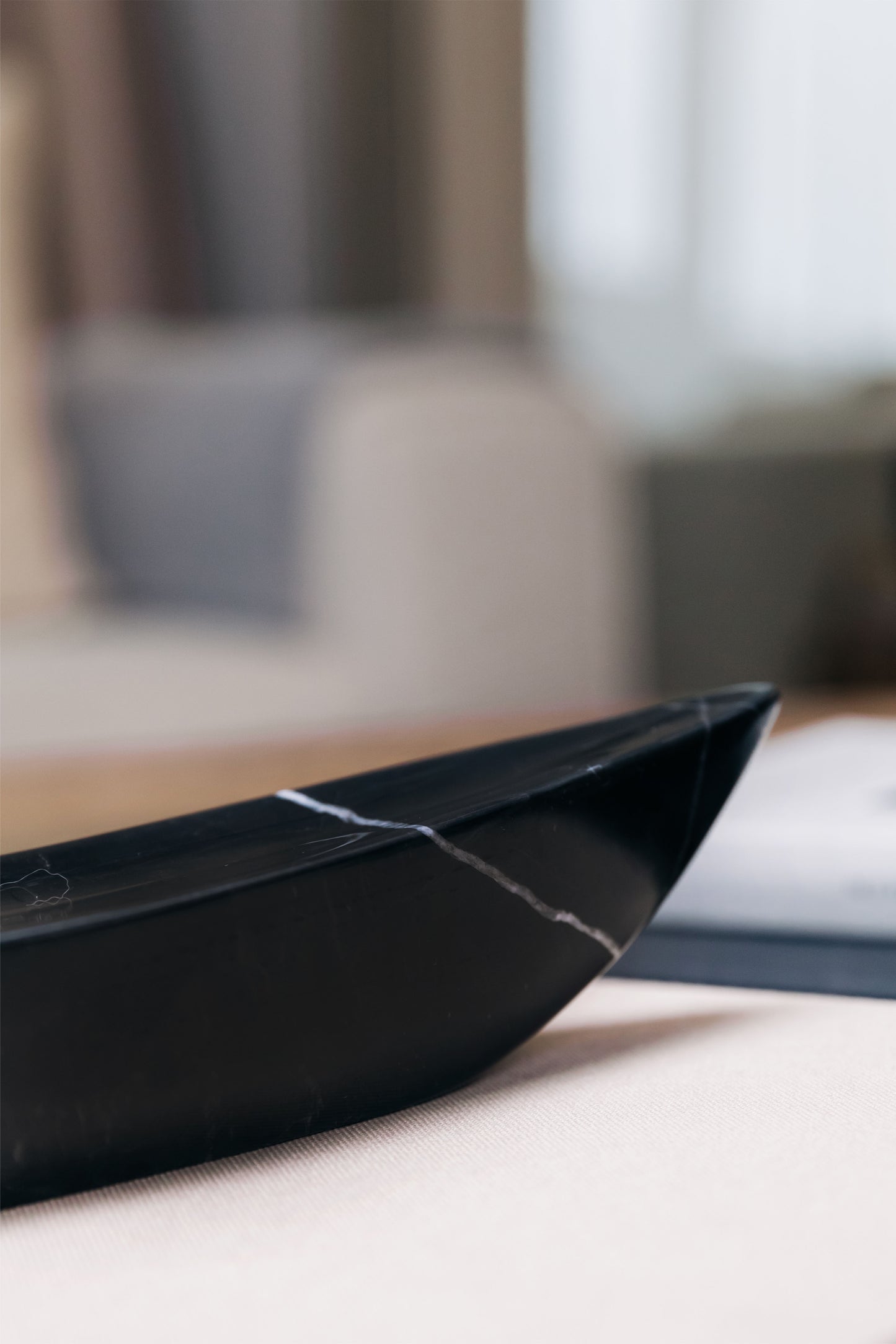 Escultura Canoe Negro - Poesía de Mármol que Navega entre Arte y Función