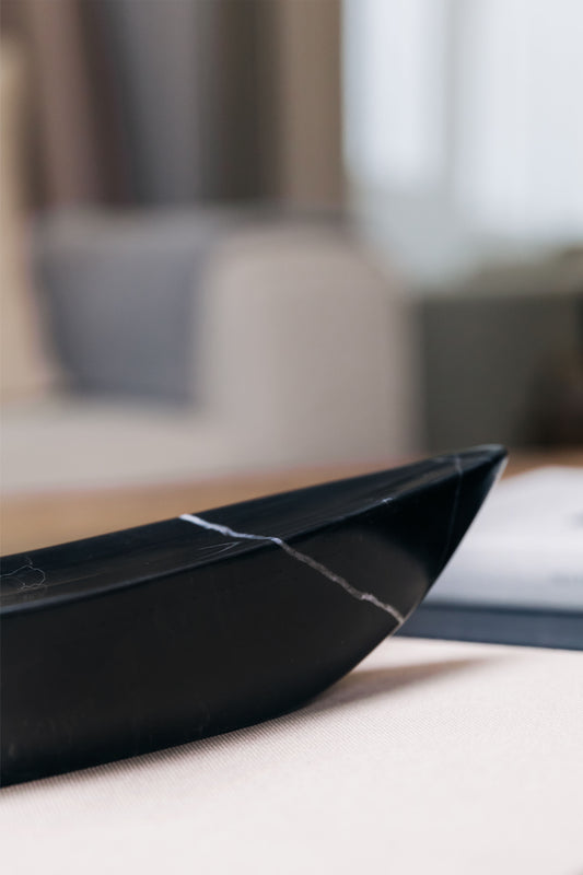 Escultura Canoe Negro - Poesía de Mármol que Navega entre Arte y Función
