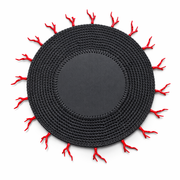 Mantel Individual Redondo Tejido a Mano en Cuero Sintético Negro con Detalle en forma de Coral Rojo