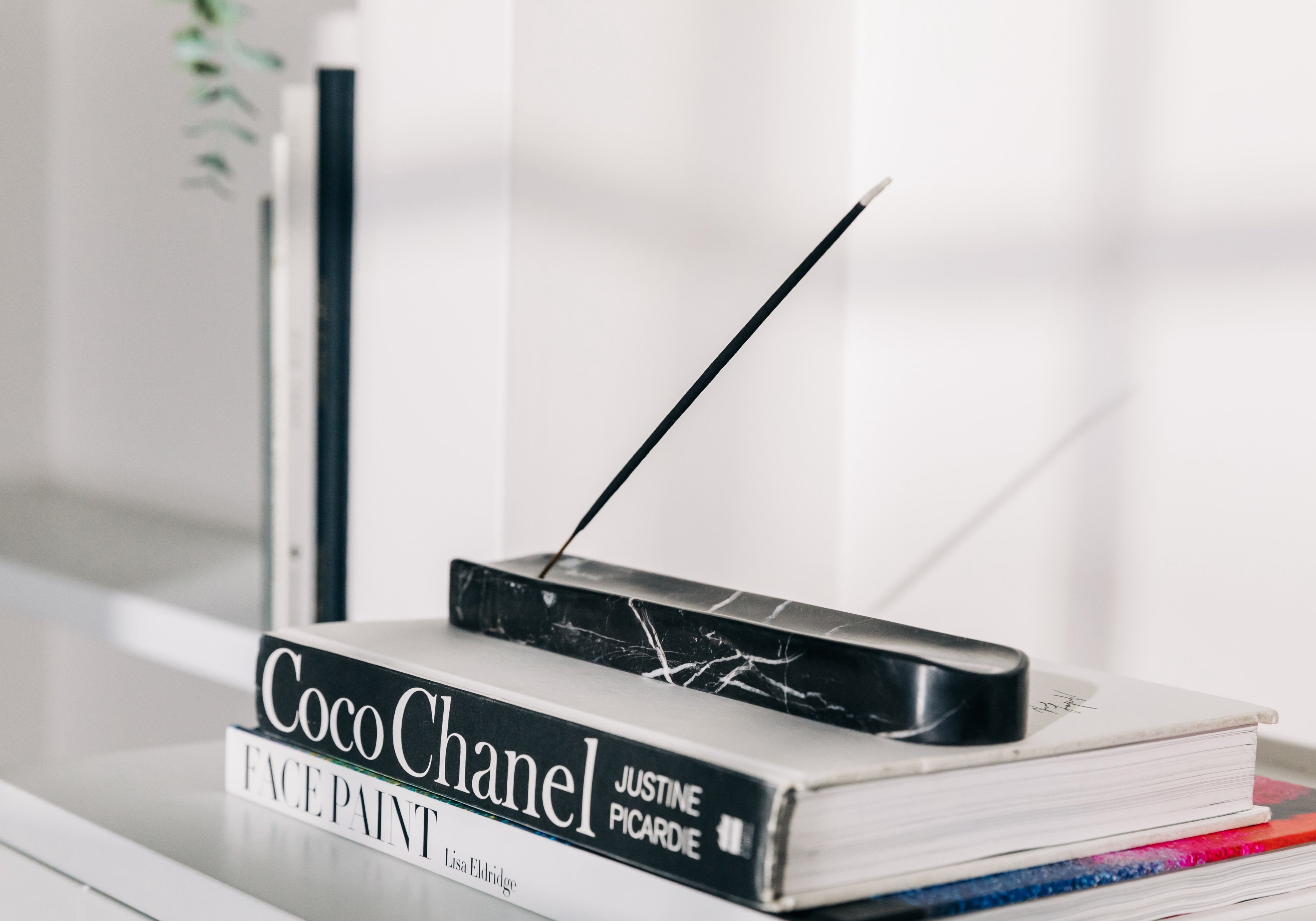 Portaincienso Sarnıç Shadow en Mármol Negro - Capturando el Juego de Luz en la Oscuridad