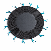 Mantel Individual  Redondo Tejido a Mano en Cuerda de Cuero Negro - Detalle Coral Turquesa