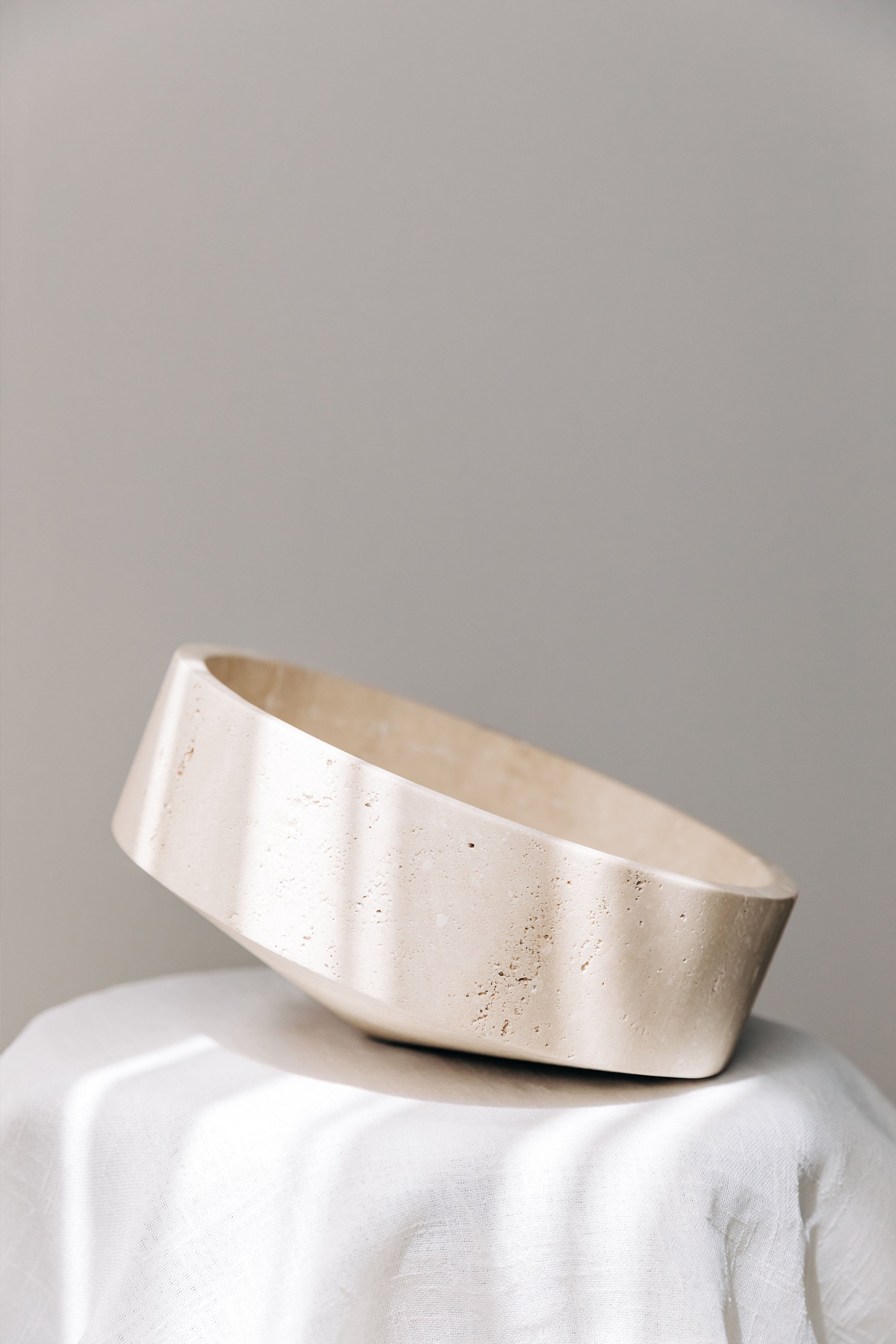 Bowl Vloor Travertine - Escultura de Mármol que Honra la Elegancia Atemporal