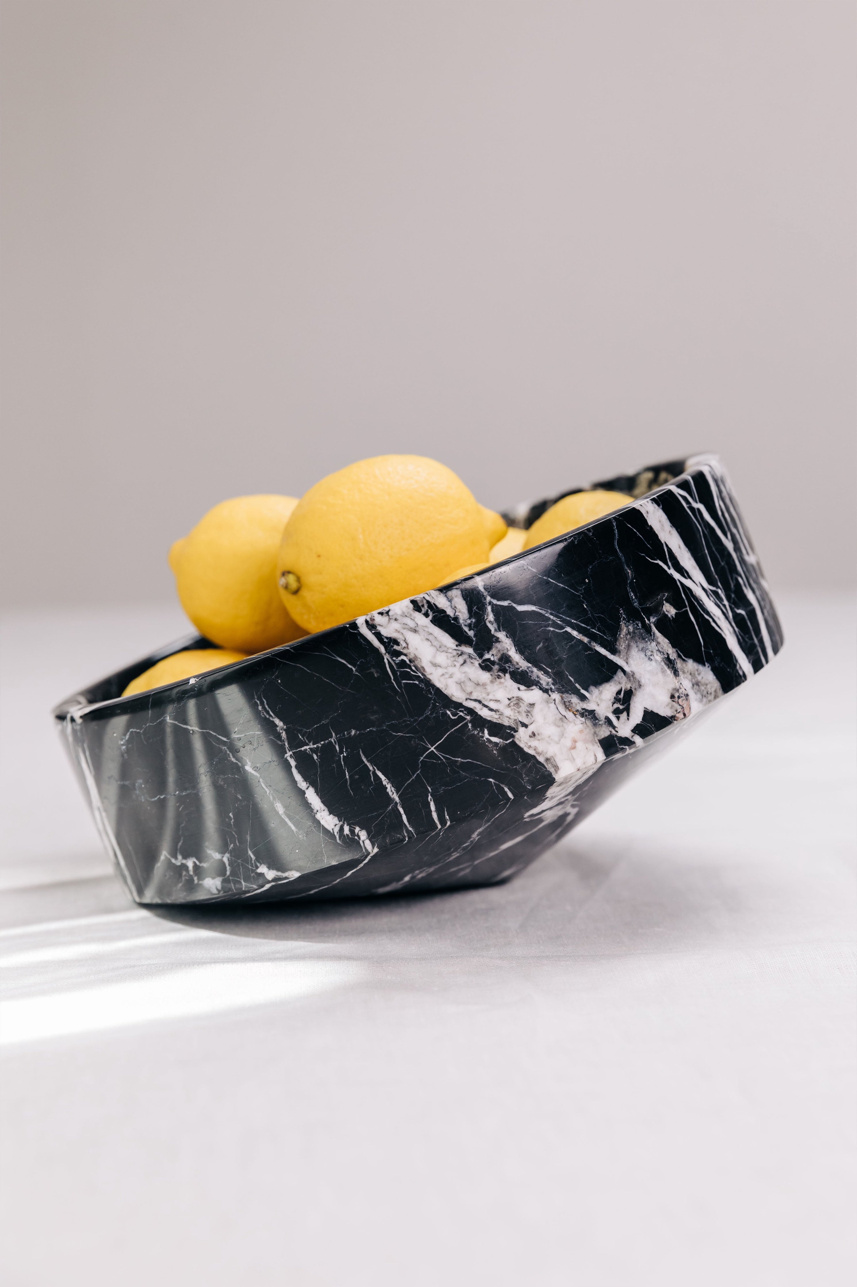Bowl Vloor Negro Dramático - Intensidad de Mármol que Abraza el Misterio