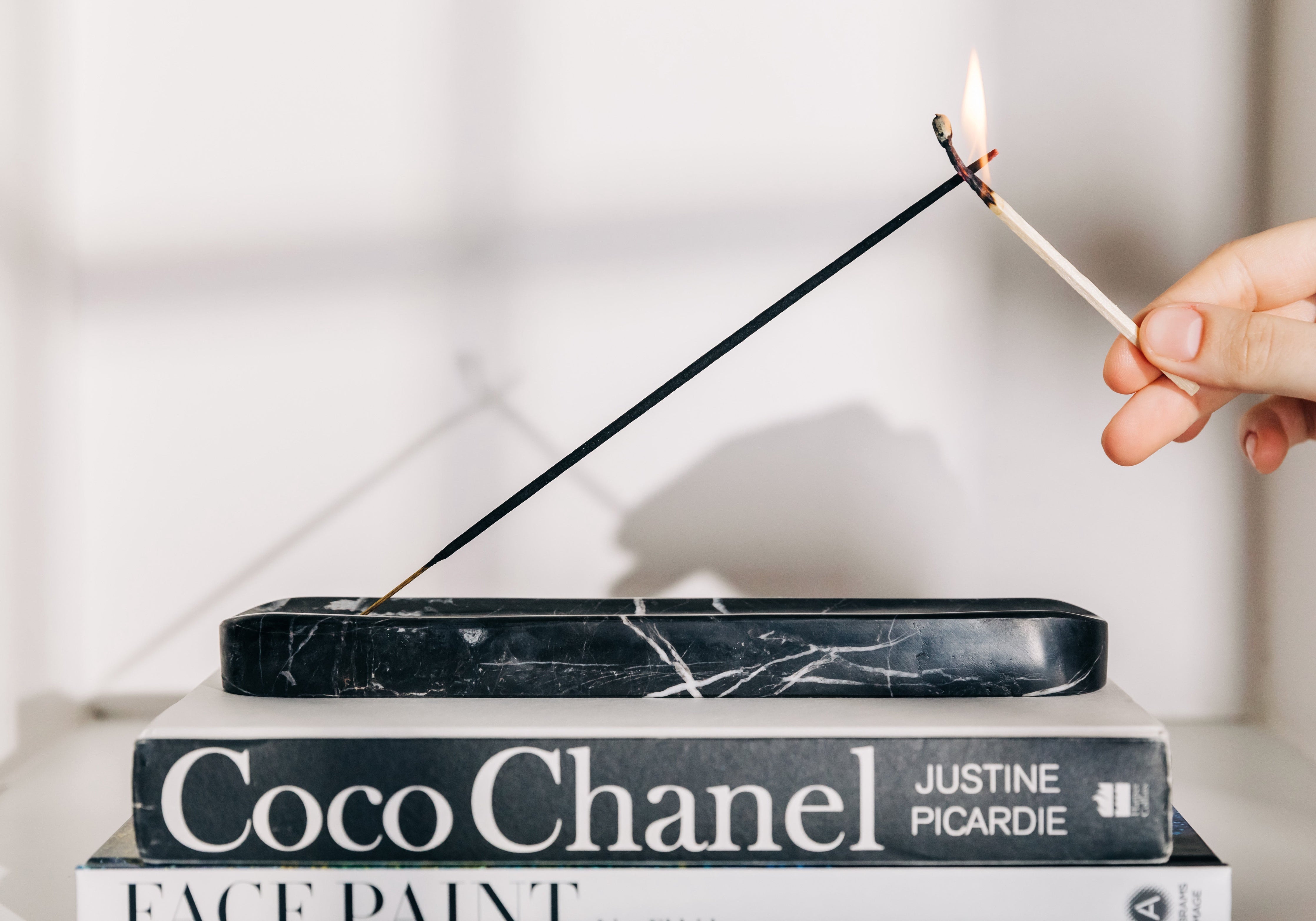 Portaincienso Sarnıç Shadow en Mármol Negro - Capturando el Juego de Luz en la Oscuridad