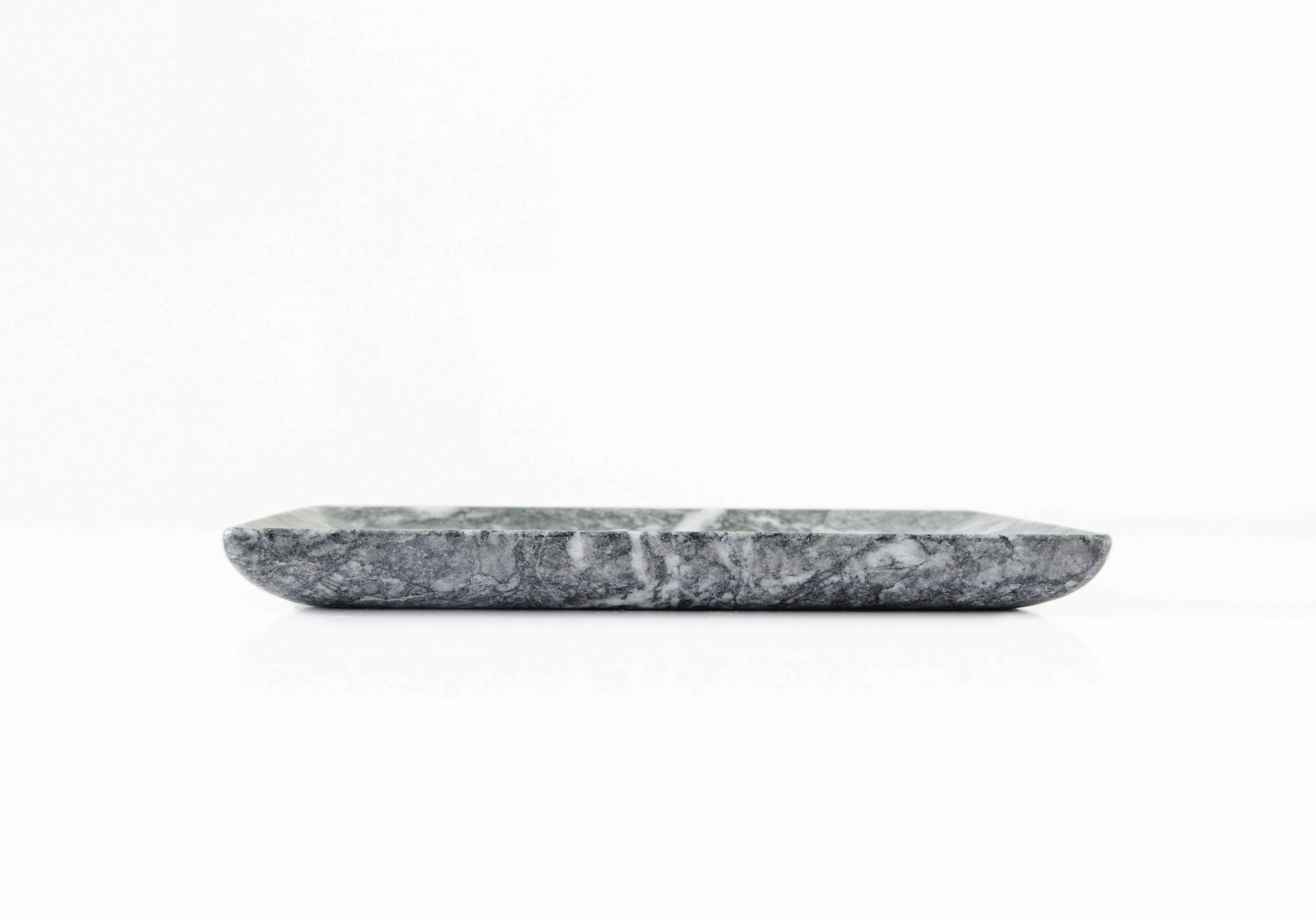 Tabla Nefos Line en Mármol Gris - Geometría Moderna que Abraza la Serenidad Natural