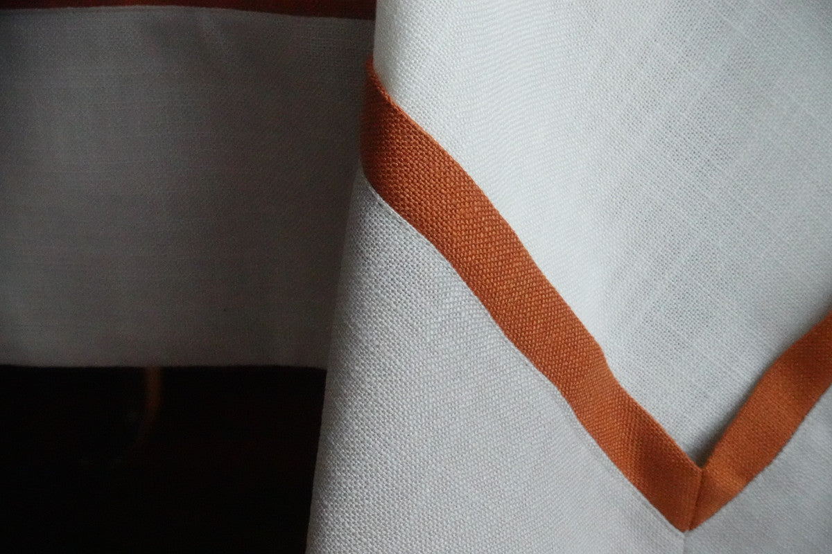 Mantel De Diseño Calvino Con Detalles en Naranja Quemado