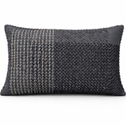 Funda de Cojín Decorativo en Cuero con Bordado Geométrico en Cachemira