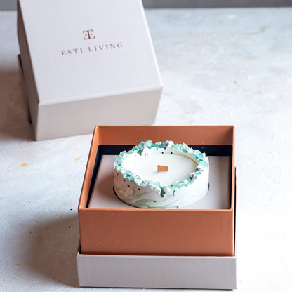 Vela Artesanal MYSTIC Esmeralda con Piedra de Fluorita - Edición Premium (150g)