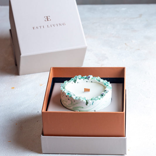 Vela Artesanal MYSTIC Esmeralda con Piedra de Fluorita - Edición Premium (150g)