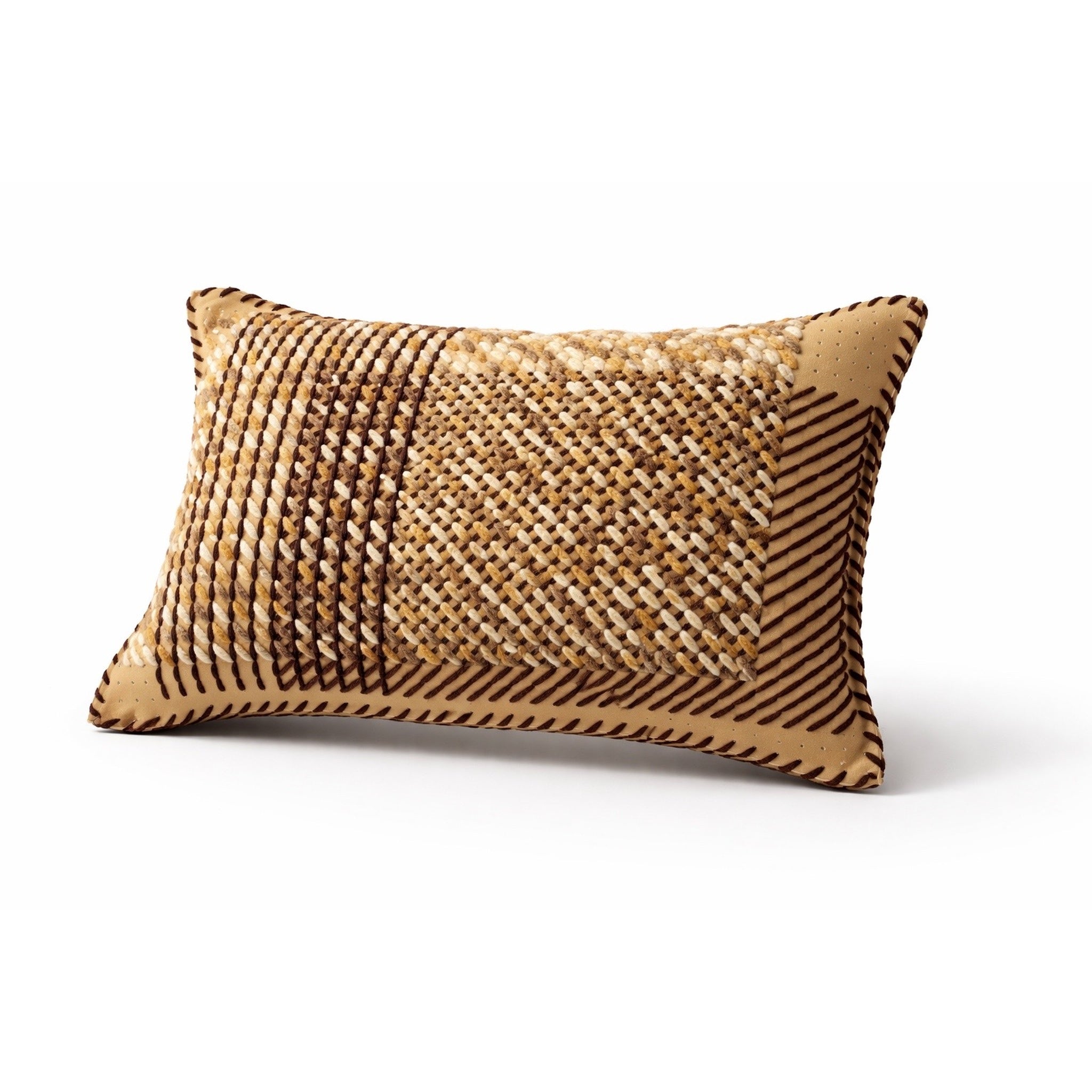 Funda de Cojín en Cuero con Bordado Geométrico Artesanal en Tonos Naturales