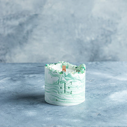 Vela Artesanal MYSTIC Esmeralda con Piedra de Fluorita - Edición Premium (150g)