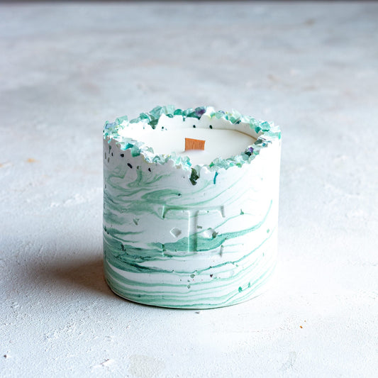Vela Artesanal MYSTIC Esmeralda con Piedra de Fluorita - Edición Premium (150g)