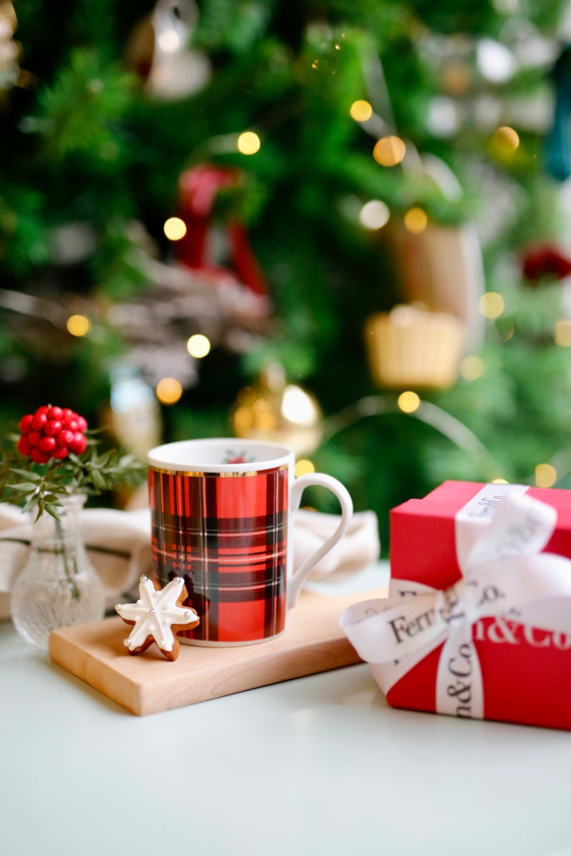 Taza Red Berry - Diseño Escocés con Detalles en Oro 24K