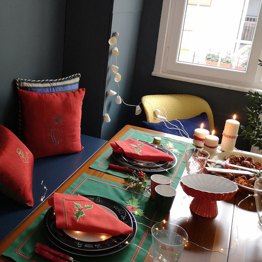 Set Navideño Premium Manteles y Servilletas - Celebración Invernal Tejida en Tradición Festiva