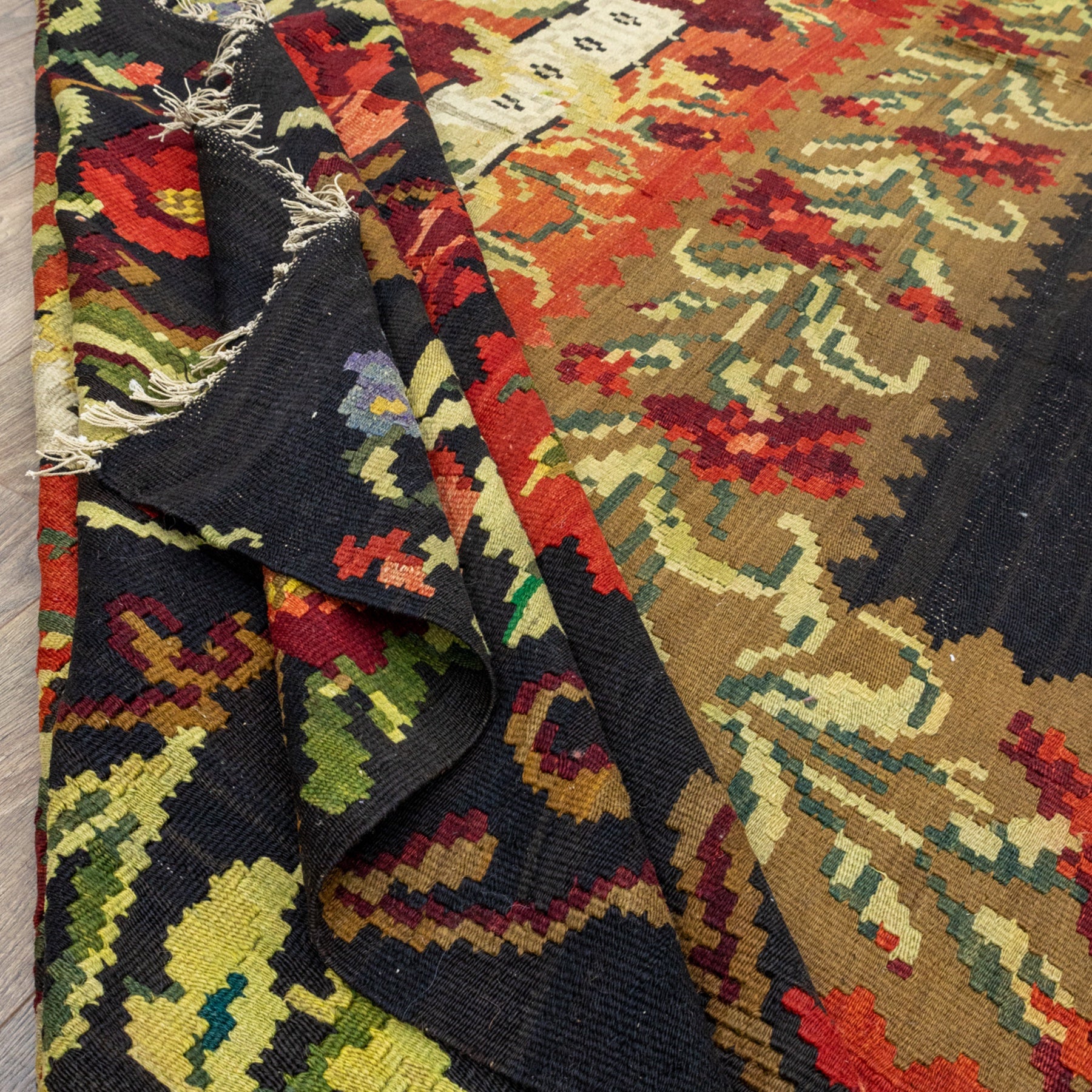 Zemfira Flower Patterned Hand Woven Large Karabagh Rug Artesanal Natural Wool 470x476cm – Origen Sostenible