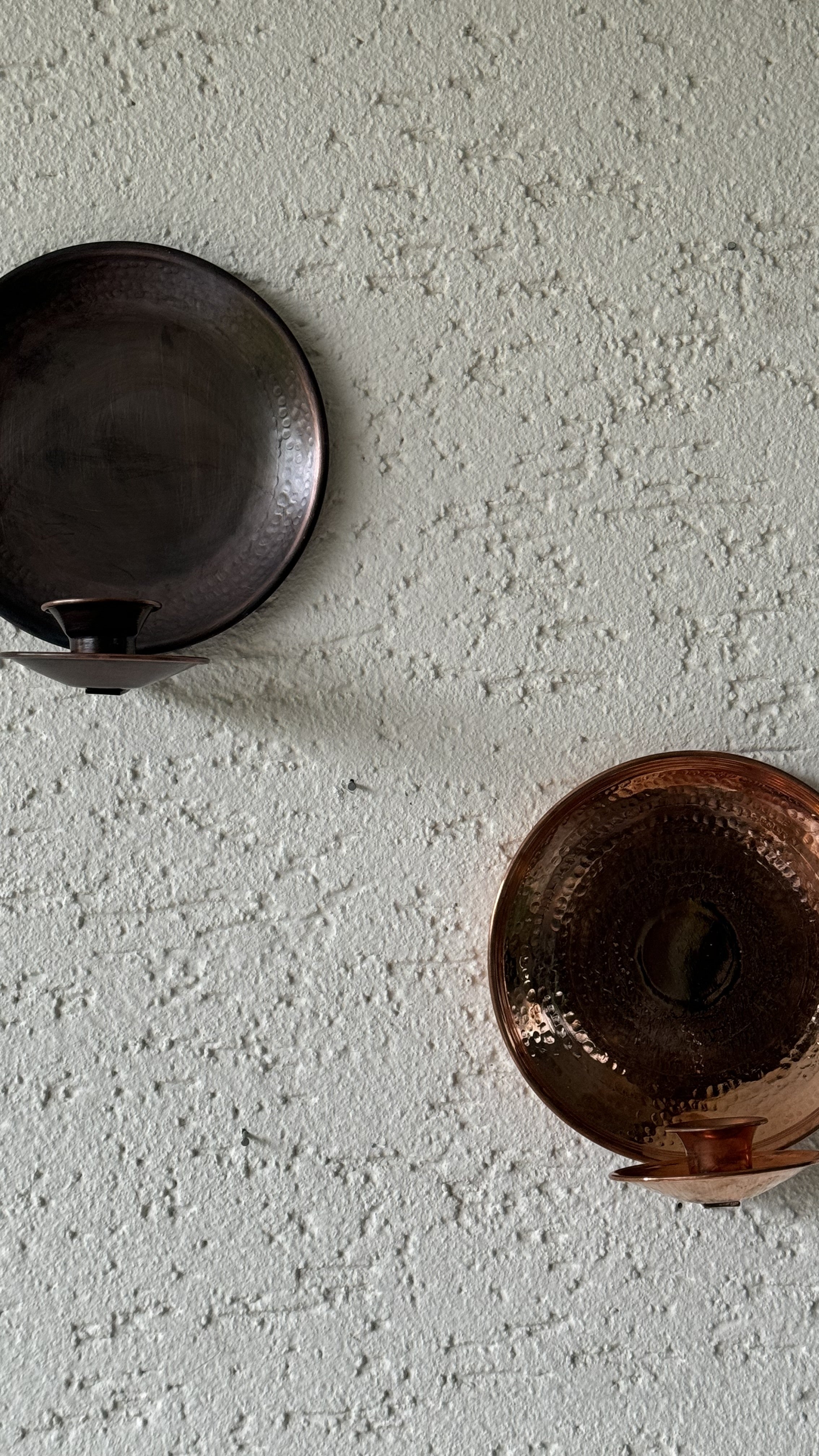 Candelero Oxidado De Pared Vintage - La Belleza Del Tiempo Capturada en Cobre