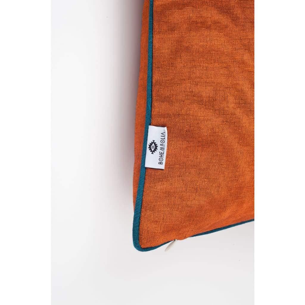 Funda de cojín de seda Kutnu con bordado - HandsOnHips , Naranja