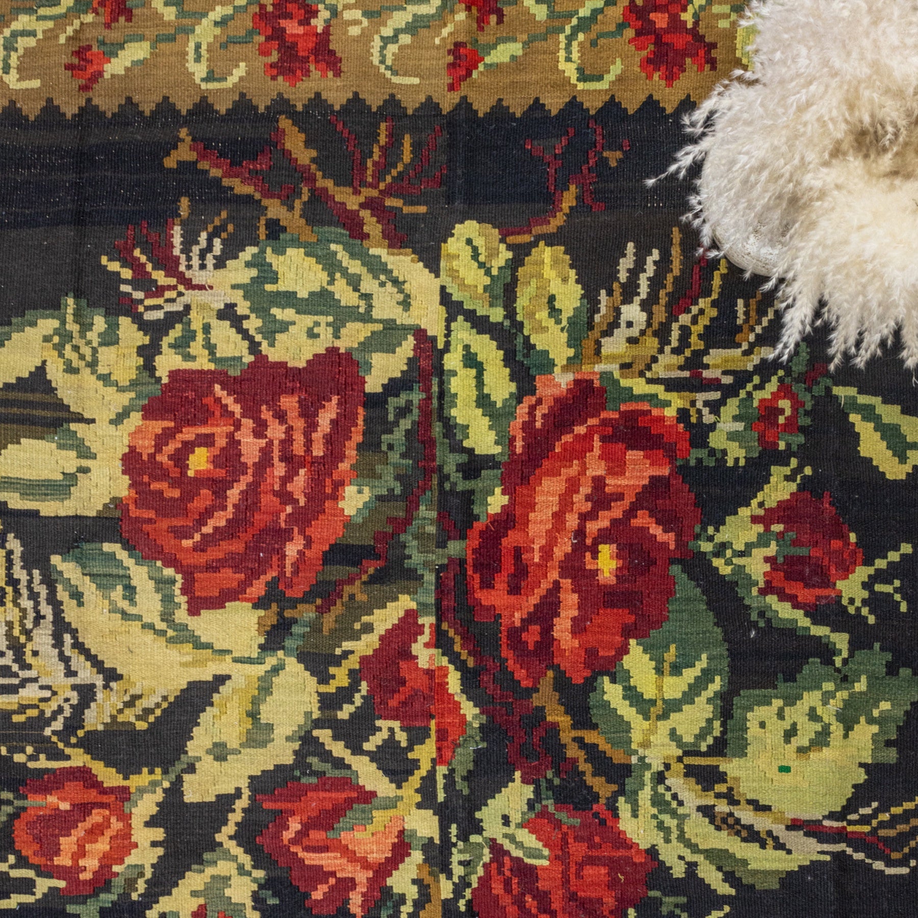 Zemfira Flower Patterned Hand Woven Large Karabagh Rug Artesanal Natural Wool 470x476cm – Origen Sostenible